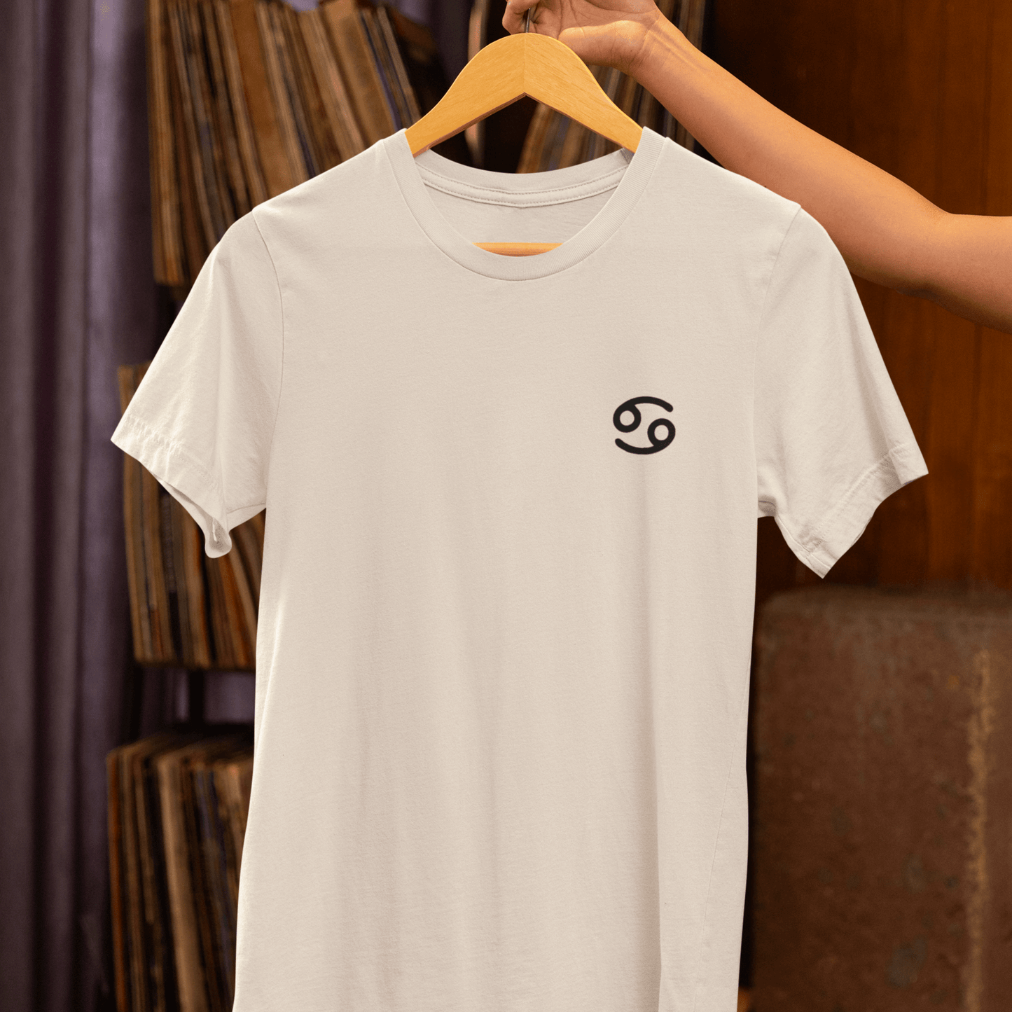 T-Shirt Cancer Zodiac Crest T-Shirt: Comfort and Intuition for the Moonchild