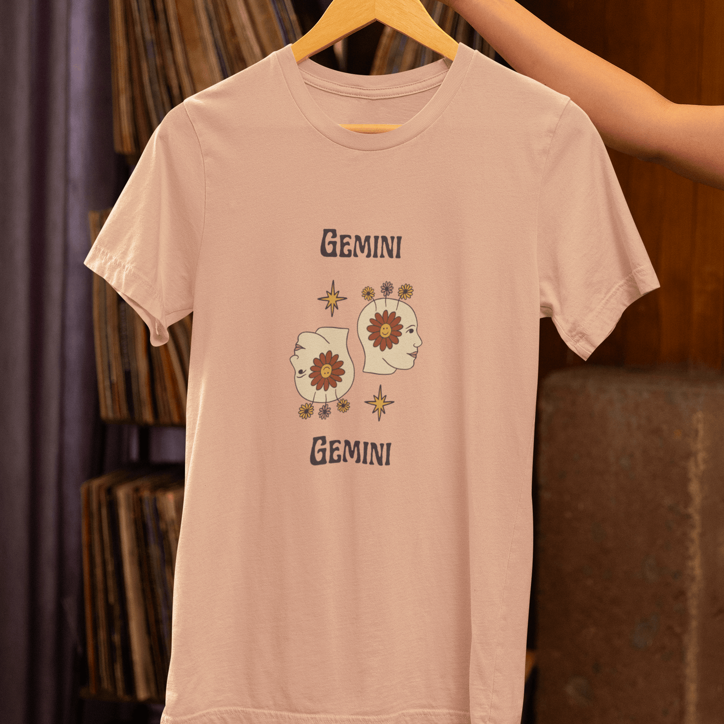 T-Shirt Gemini Flower Power T-Shirt - Retro Zodiac Apparel for Astrology Lovers