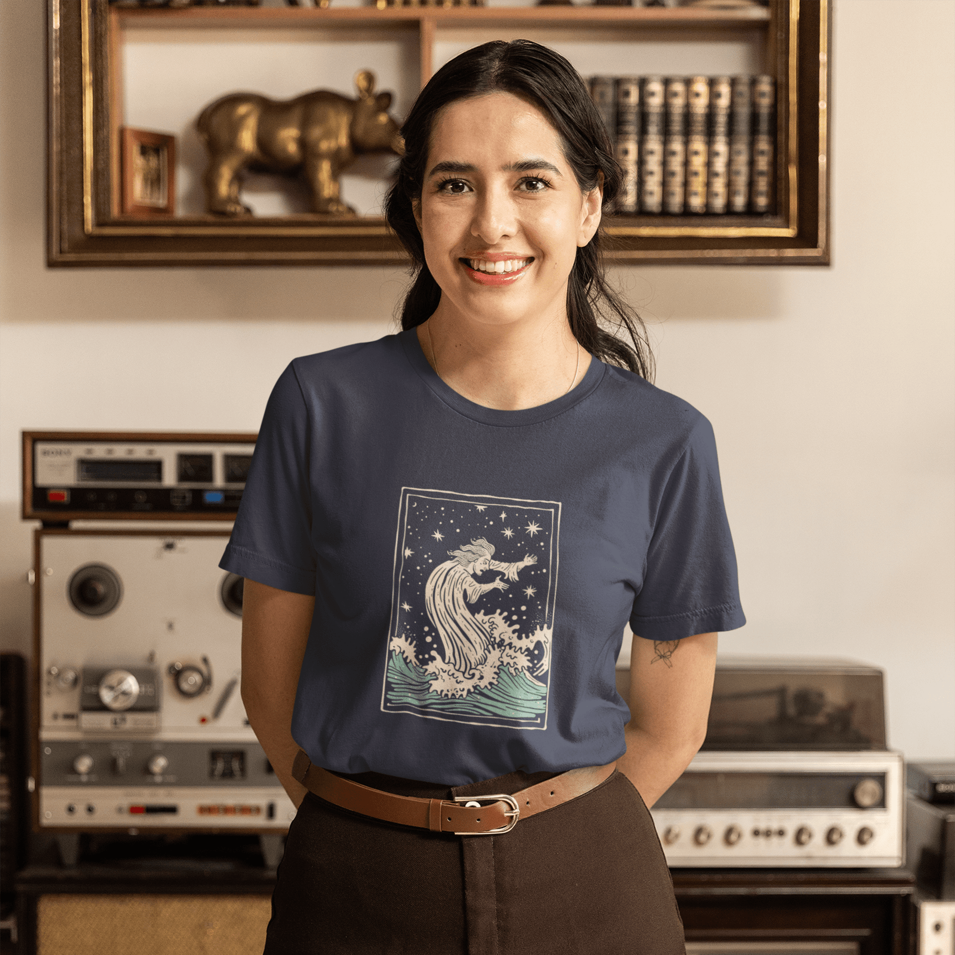 T-Shirt Mystical Innovation for the Visionary: Aquarius Tarot Card T-Shirt