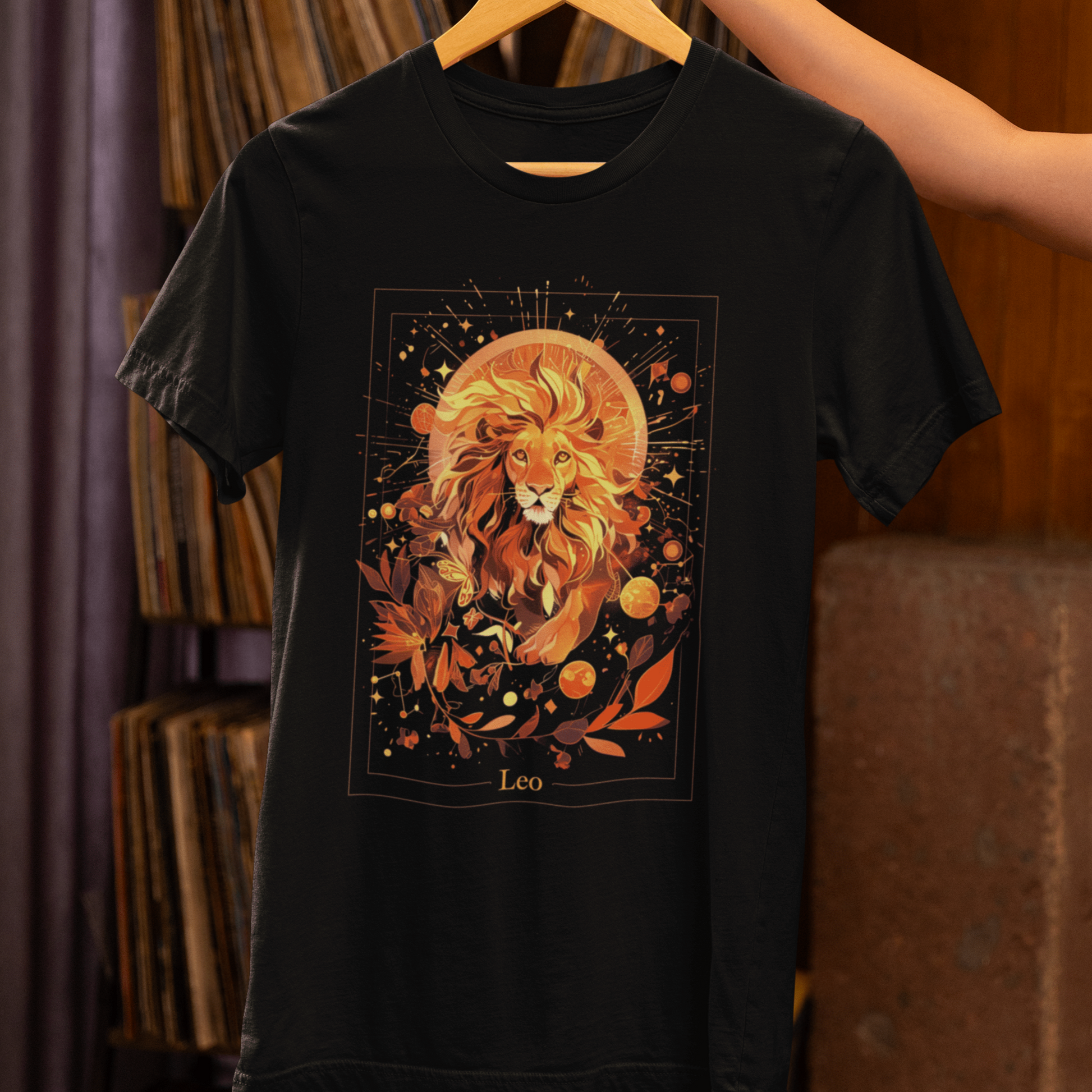 T-Shirt The Majestic Lion: Leo Tarot Card T-Shirt