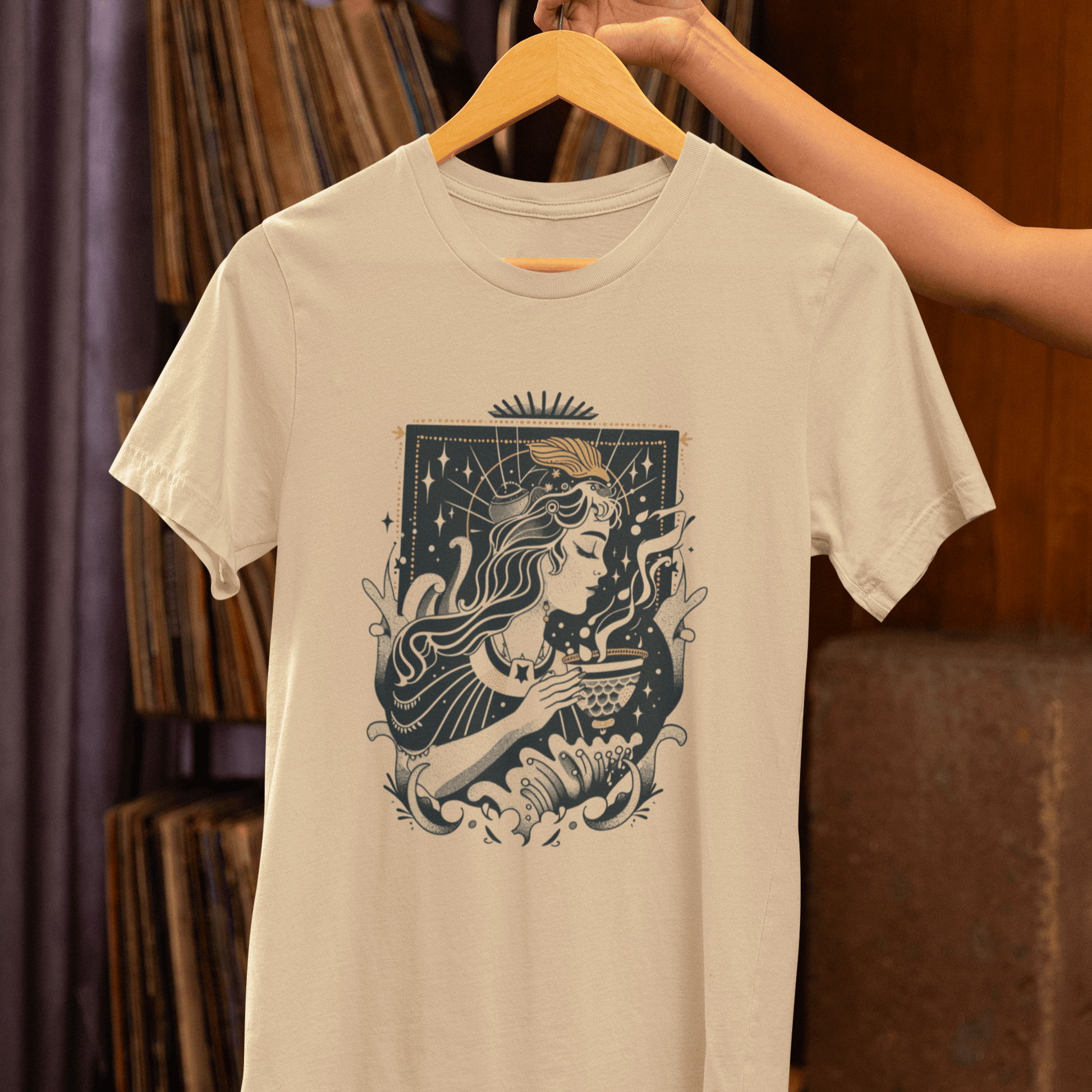 T-Shirt Whispers of the Water Bearer: Aquarius Tarot Card T-Shirt